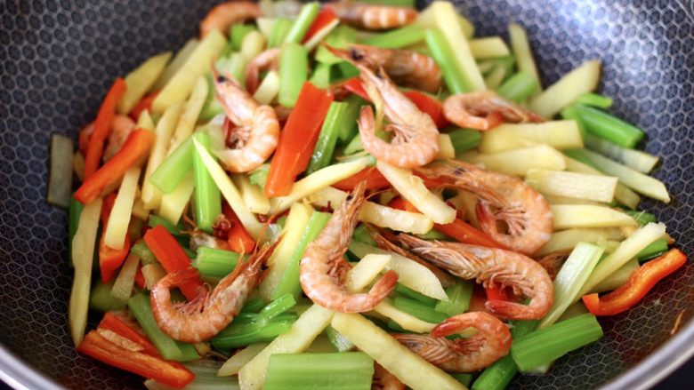 红虾芹菜土豆小炒,大火快速翻炒至所有食材,混合均匀即可关火。