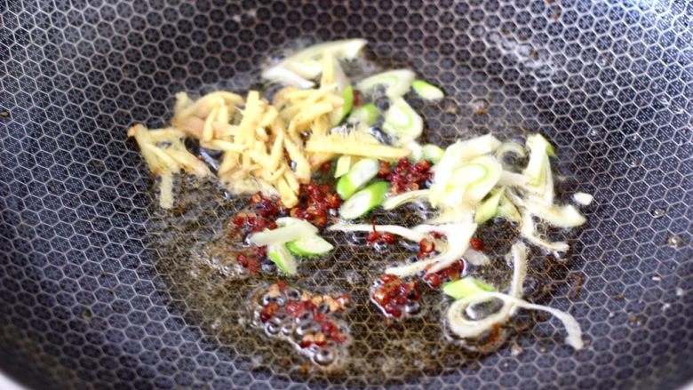 红虾芹菜土豆小炒,用煎红虾的油,小火慢慢炸香<a style='color:red;display:inline-block;' href='/shicai/ 700'>花椒</a>后,大火爆香葱姜丝。