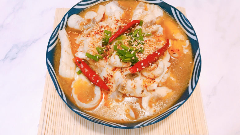 香辣草鱼,撒葱花,浇热油,撒芝麻