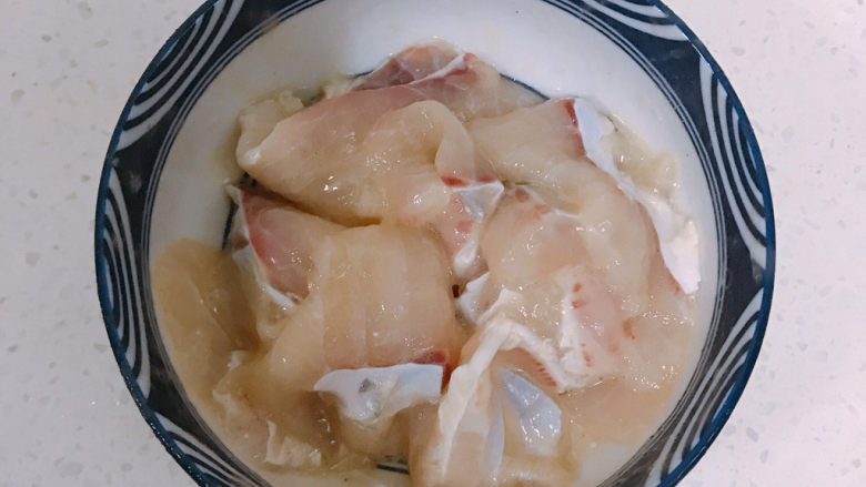 香辣草鱼,腌制鱼片:首先用盐和料酒抓鱼片至粘手,用清水洗干净挤干水分,然后加入少量胡椒粉、酱油、葱姜水抓至鱼片吸收,再加入少量淀粉抓匀,最后加入少量食用油