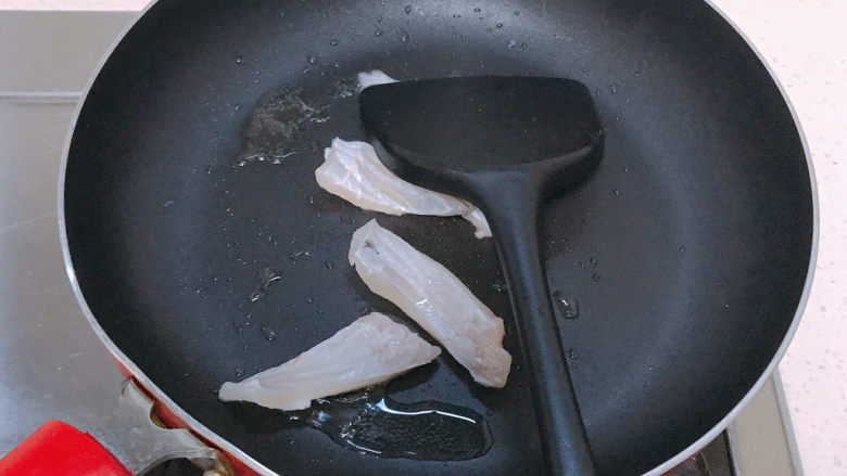 香辣草鱼,开始制作,先煎鱼骨
