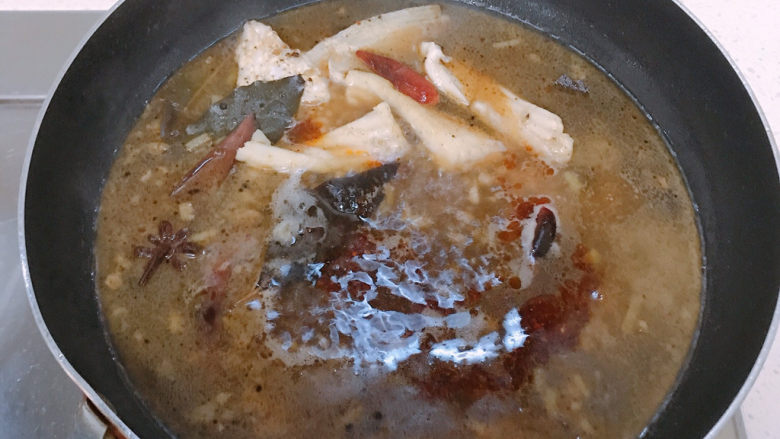 香辣草鱼,煮个10分钟左右,加入少量酱油、<a style='color:red;display:inline-block;' href='/shicai/ 4965'>红油</a>、盐调味