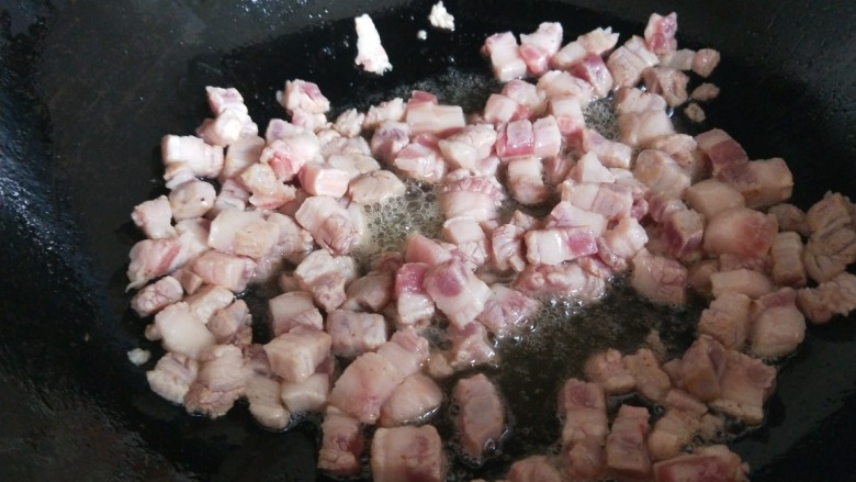 老北京炸酱面,在倒入瘦肉丁炒均匀,瘦肉不易过长时间炒变白色倒出来。