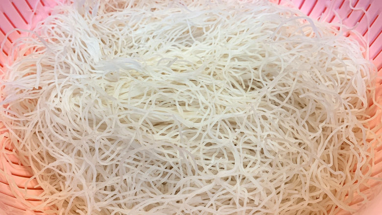 鸡蛋腊肠炒潮州米粉,潮州米粉用水泡开,沥干水