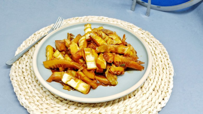 油焖冬笋, 笋膳食纤维丰富且低热量,是瘦身圣品。东坡先生有云:“宁可食无肉,不可居无竹,无肉令人瘦,无竹令人俗。”