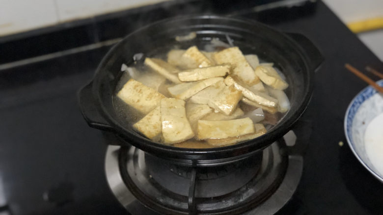 乌羽金霞映屏山➕香菇蒜苗烧豆腐,加入适量清水,基本没过豆腐
