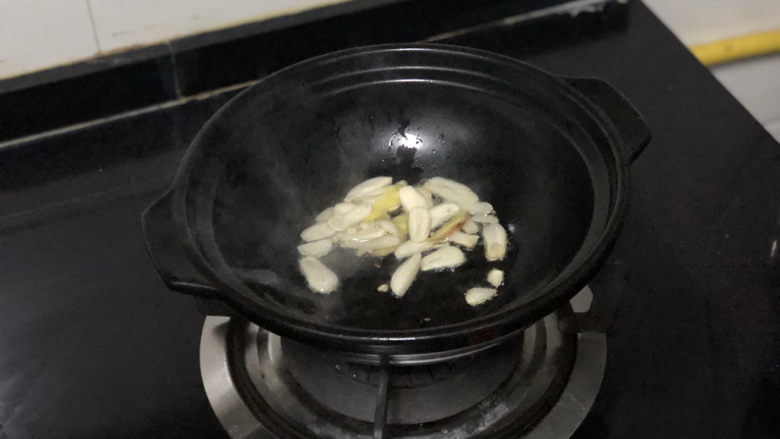 乌羽金霞映屏山➕香菇蒜苗烧豆腐,热锅冷油,加入姜蒜煸香