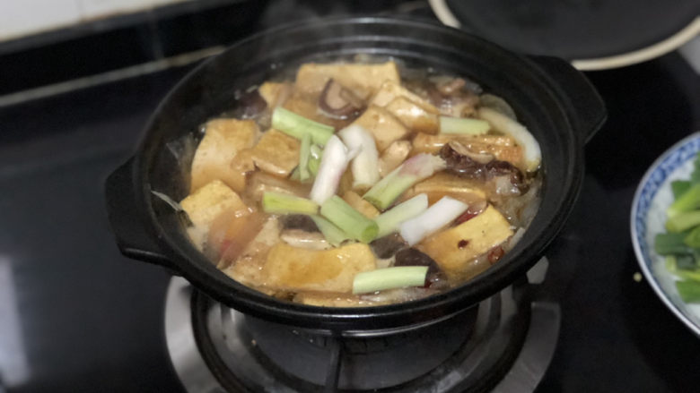 乌羽金霞映屏山➕香菇蒜苗烧豆腐,开盖,转中大火,淋少许水淀粉(这一步忘记拍照了,抱歉),加入蒜苗根部