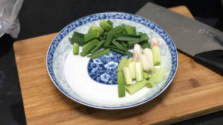 乌羽金霞映屏山➕香菇蒜苗烧豆腐,准备点<a style='color:red;display:inline-block;' href='/shicai/ 3349'>蒜苗</a>,洗净,蒜根拍一下,切斜段。