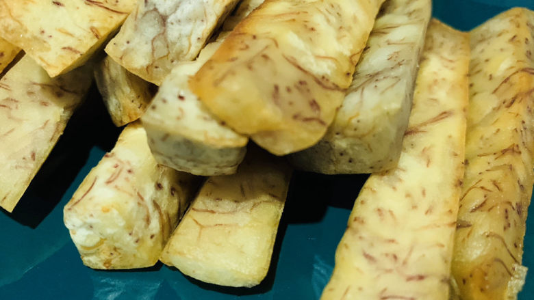 拔丝芋头,芋头呈金黄色,就先捞出锅,装盘里;