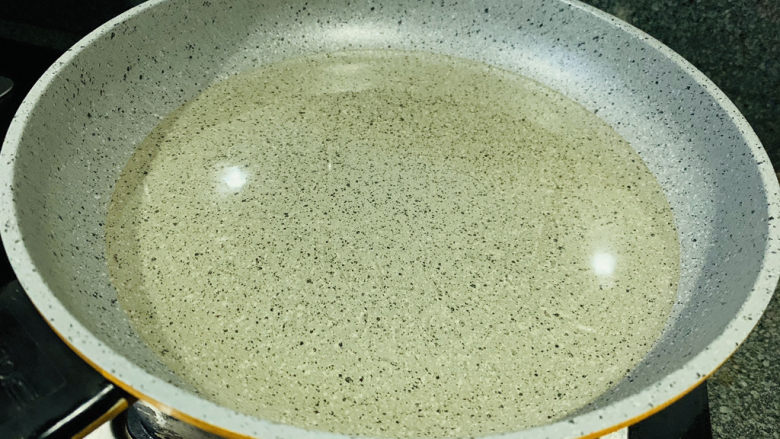 拔丝芋头,锅里放适量油,加热至五成熟;