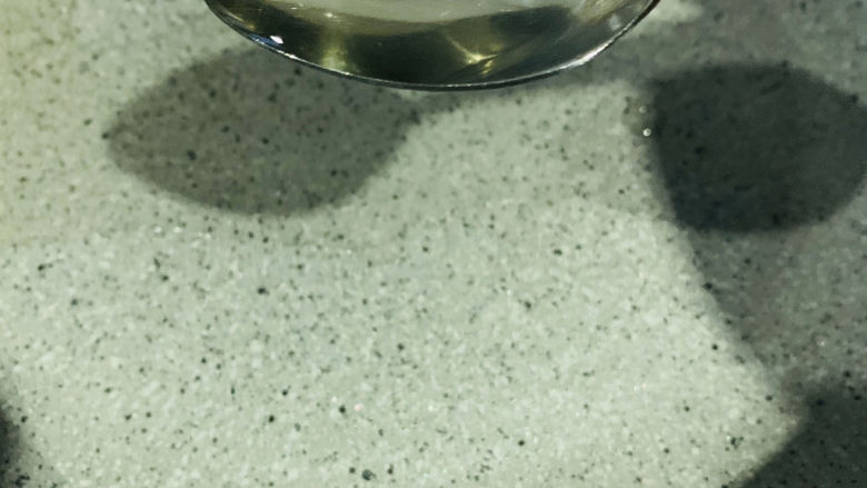 拔丝芋头,把剩余的油倒起来,锅洗干净,擦干,倒入3勺油;