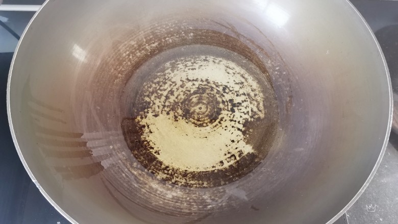 葱油芋艿,热锅倒入适量的油,油稍微多点