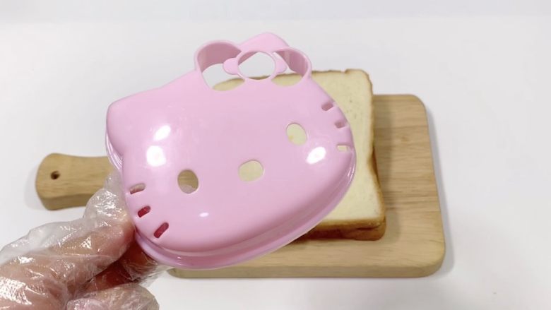 超可爱的Hello kitty 三明治,今天的主角 hello Kitty模具 某宝有卖 也很便宜 喜欢的亲可以买一个 可以做很多好吃的造型