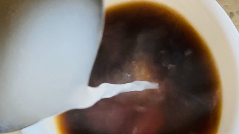 烤手撕豆腐,放入开水搅拌均匀,我用的是家里现成猪骨汤。