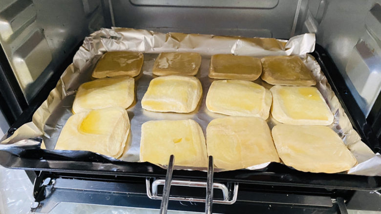 烤手撕豆腐,上下火烤箱250度预热3分钟,手撕豆腐放入中间层。