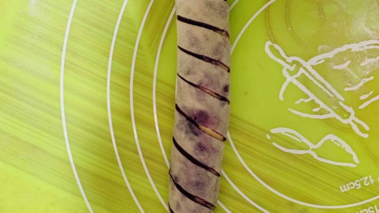 紫薯花式花卷,翻面,卷起来。