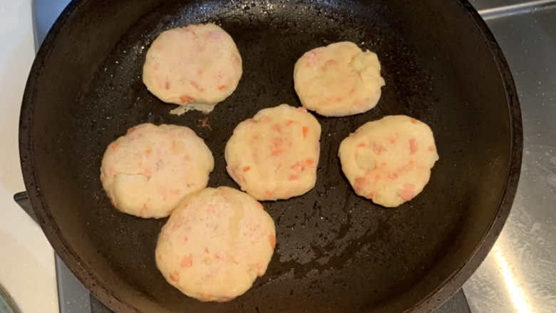 胡萝卜火腿肠土豆饼,冷锅热油,中小火依次放入土豆饼慢煎