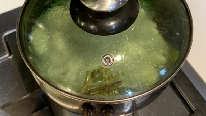 爆炒肥肠,盖上锅盖,中小火煮20分钟,直至肥肠软
