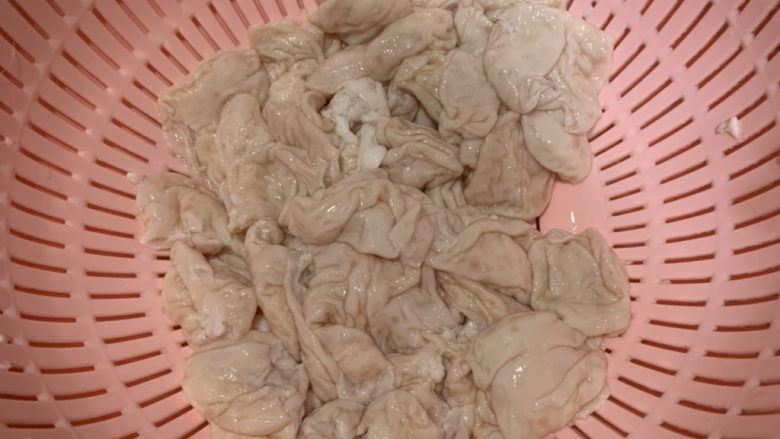 爆炒肥肠,猪肠洗干净,切段