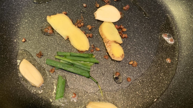 爆炒肥肠,放入葱姜蒜,花椒,炒出香味