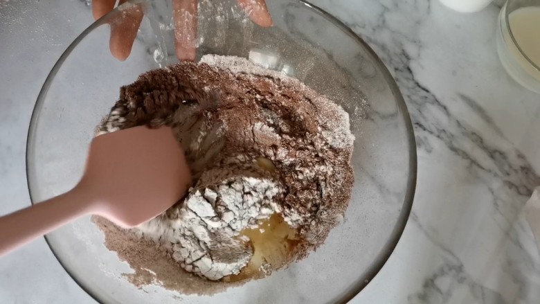 古早巧克力豆蛋糕🍰,面粉过筛到热油里,注意不要办拌太多次