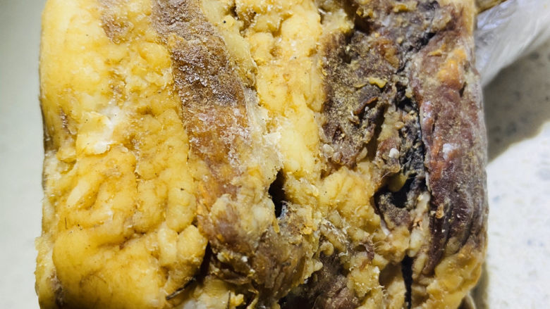 萝卜干炒腊肉,准备一块<a style='color:red;display:inline-block;' href='/shicai/ 436'>腊肉</a>,用温水洗干净。