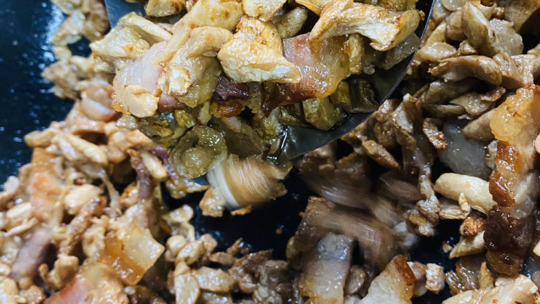 萝卜干炒腊肉,加点<a style='color:red;display:inline-block;' href='/shicai/ 718'>料酒</a>,炒至萝卜干略带虎皮状。