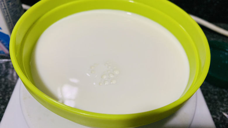 草莓蛋挞,纯<a style='color:red;display:inline-block;' href='/shicai/ 219'>牛奶</a>称180克;