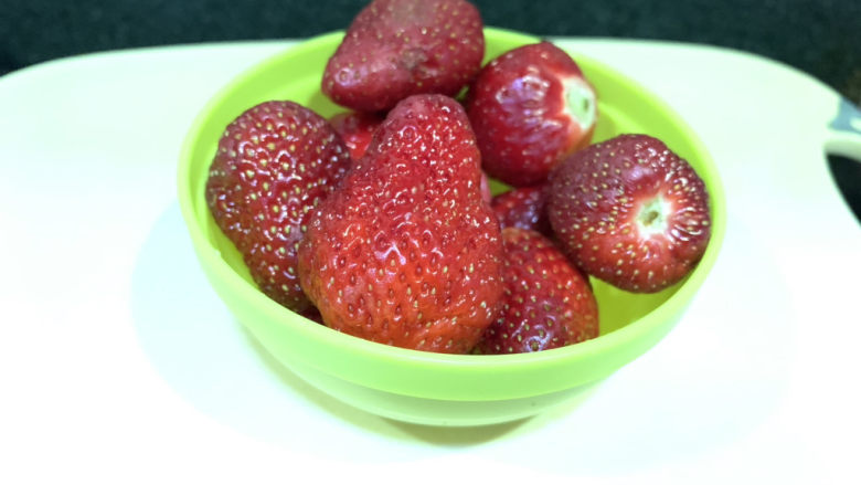 草莓蛋挞,<a style='color:red;display:inline-block;' href='/shicai/ 592'>草莓</a>若干个洗净待用;