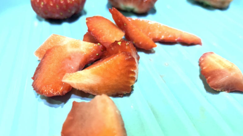 草莓蛋挞,这时候可以把草莓🍓切粒;