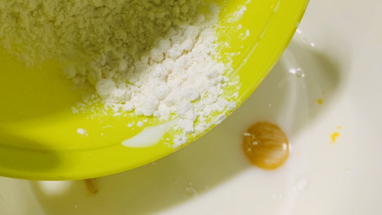 草莓蛋挞,低筋面粉过筛会比较容易化开,我直接倒入了装有牛奶白砂糖和蛋黄的碗里;