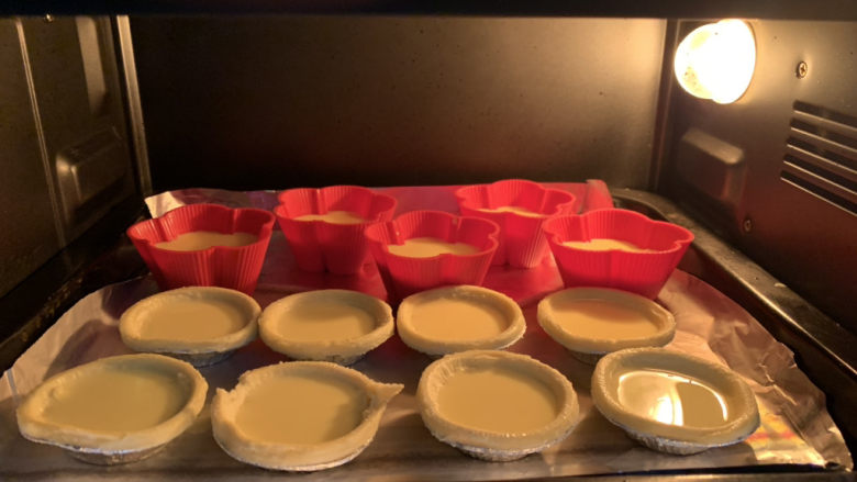 草莓蛋挞,烤箱预热,上下火200度,烤20分钟;