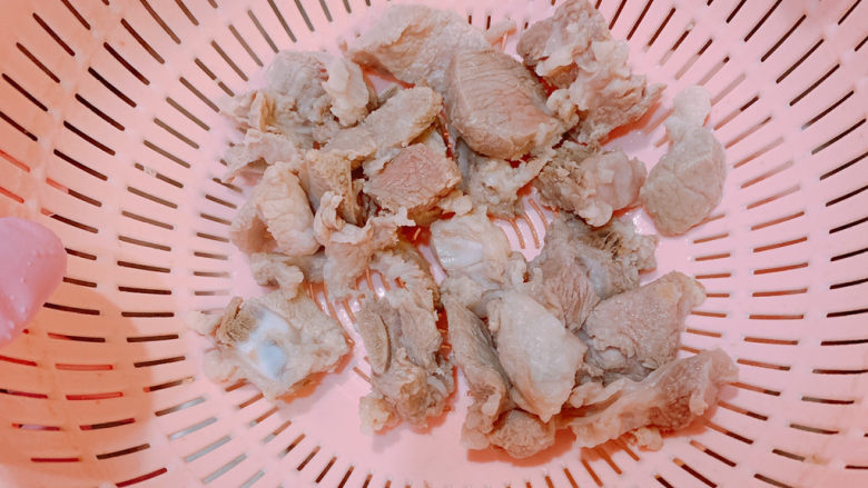 青菜瘦肉汤,把瘦肉装出来倒掉水，沥干瘦肉