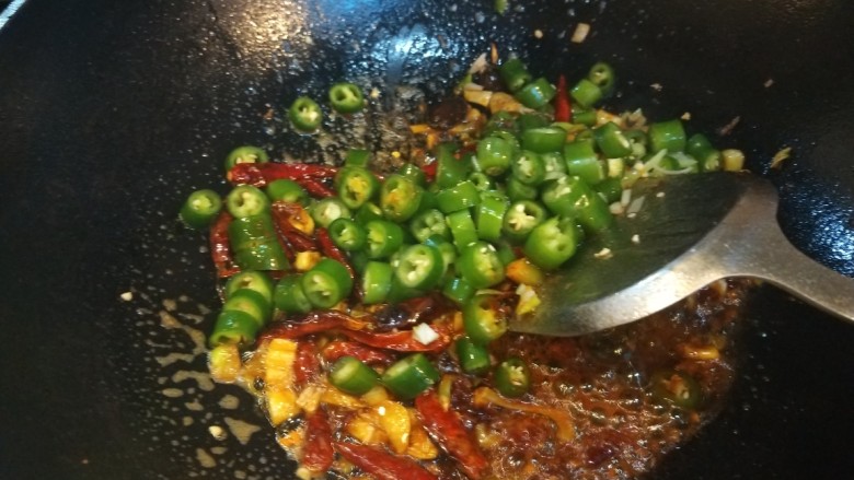 香辣干锅虾,倒入<a style='color:red;display:inline-block;' href='/shicai/ 718'>料酒</a>,生抽,倒入辣椒粒。
