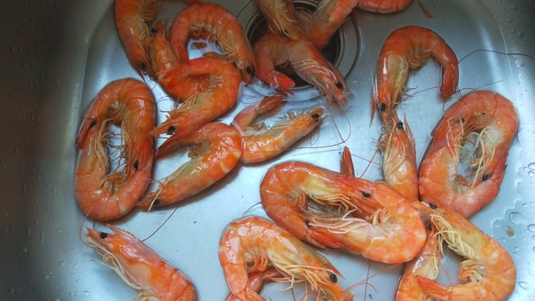 香辣干锅虾,<a style='color:red;display:inline-block;' href='/shicai/ 9592'>冰虾</a>一大盘的量。