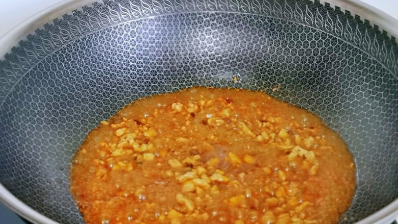 芋头扣肉,再加入半小碗水,烧开,将肉糜烧熟。(汤汁无需收干)
