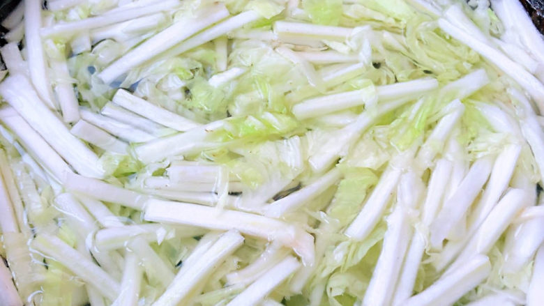 醋溜大白菜,锅中烧开水放入白菜段焯水时间不要过久断生即可捞出立即放入冷水中过凉沥干水份