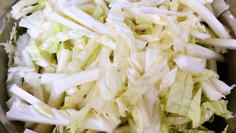 醋溜大白菜,白菜最好取白菜帮切成条状这样做出来的口感更佳