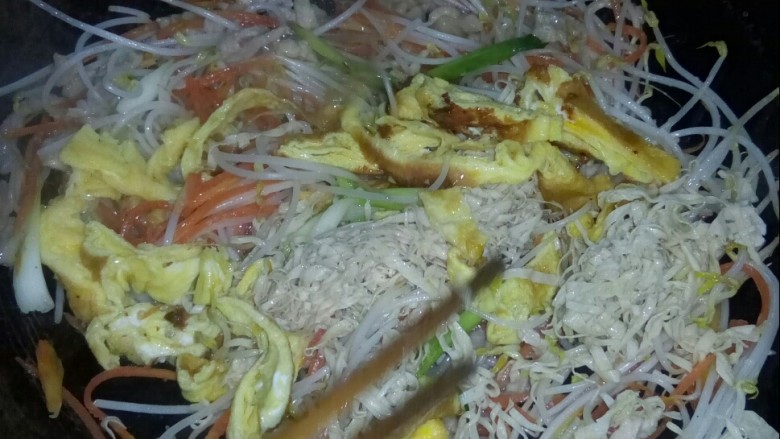 炒合菜,放入鸡蛋和葱青翻炒,加盐。