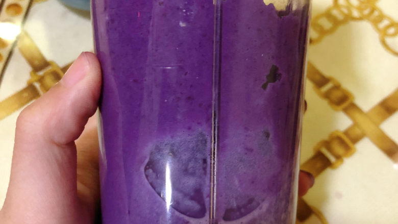 紫薯一口酥,蒸好后凉凉,去皮,将紫薯肉混合牛奶,糖,适量放入搅拌机打成泥