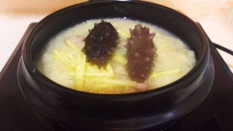 小米炖海参,加入海参,烧开即可