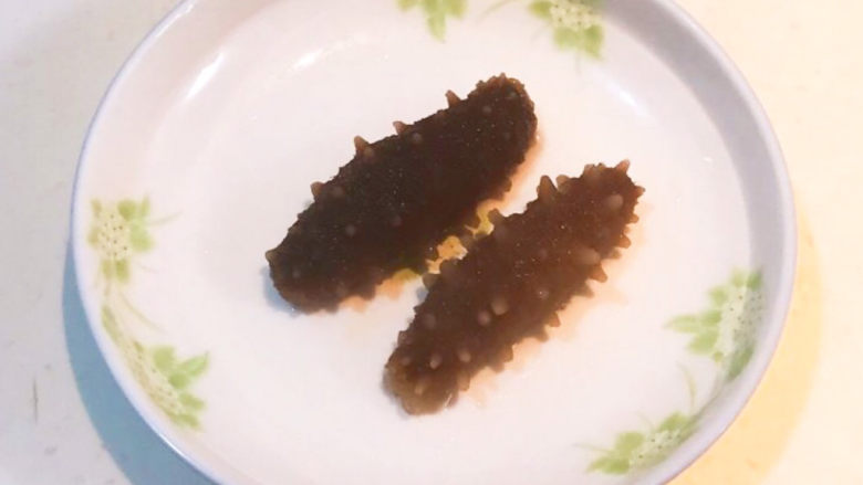 小米炖海参,即食海参取出来,清洗干净