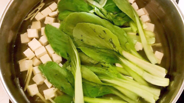 油菜豆腐,加入小油菜,烧开即可