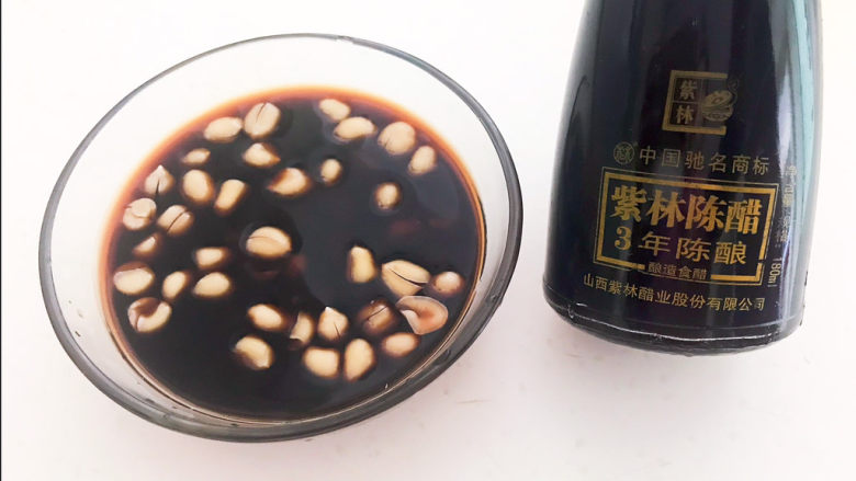 醋泡花生米,把陈醋倒入花生米里,浸泡2个小时左右即可