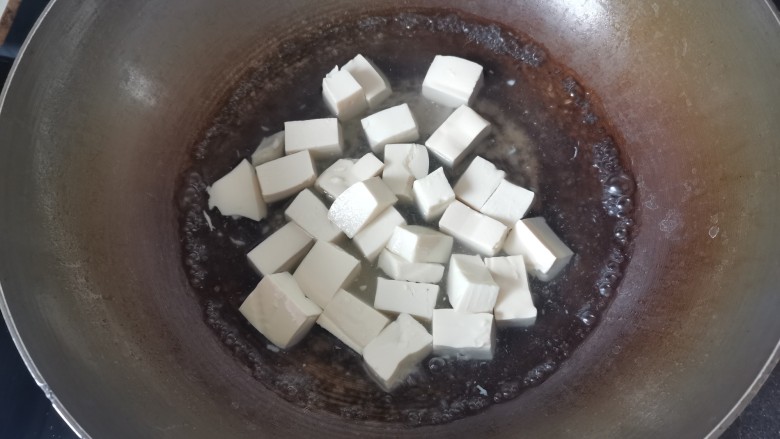 油菜豆腐,锅里水烧开加入豆腐焯一下水,捞出沥干水份