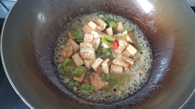 油菜豆腐,加入适量的清水大火烧1-2分钟,最后用水淀粉勾芡