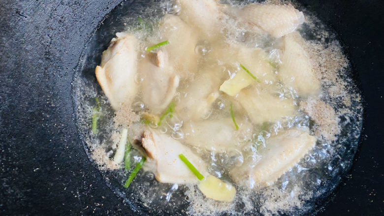 炸鸡中翅,煮出血沫,捞出。