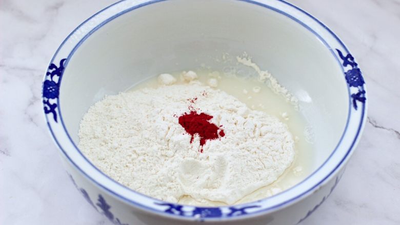 荠菜扇贝丁饺子,麦芯粉里加入红曲粉,分次倒入清水。