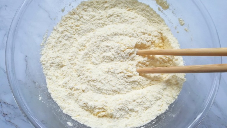 玉米渣煎饼,加少许盐,用筷子将两种面粉和盐搅拌均匀。